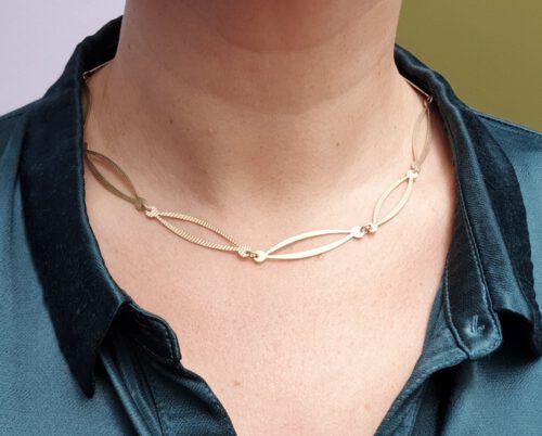 Yellow gold necklace Linear. Textured links. Goldsmith Amsterdam Oogst.