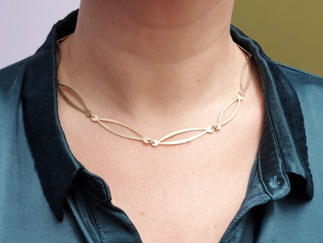Yellow gold necklace Linear. Textured links. Goldsmith Amsterdam Oogst.