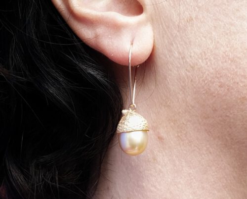Rosé gold earrings 'Oak' with golden South Sea pearls and acorns. Oogst goldsmith Amsterdam