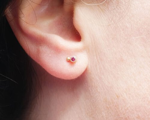 Geelgouden oorstekers met purplepink diamant. Yellow golden earstuds with purplepink diamond. Oogst goudsmeden Amsterdam.