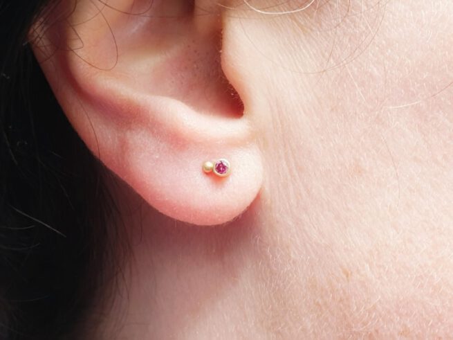 Geelgouden oorstekers met purplepink diamant. Yellow golden earstuds with purplepink diamond. Oogst goudsmeden Amsterdam.