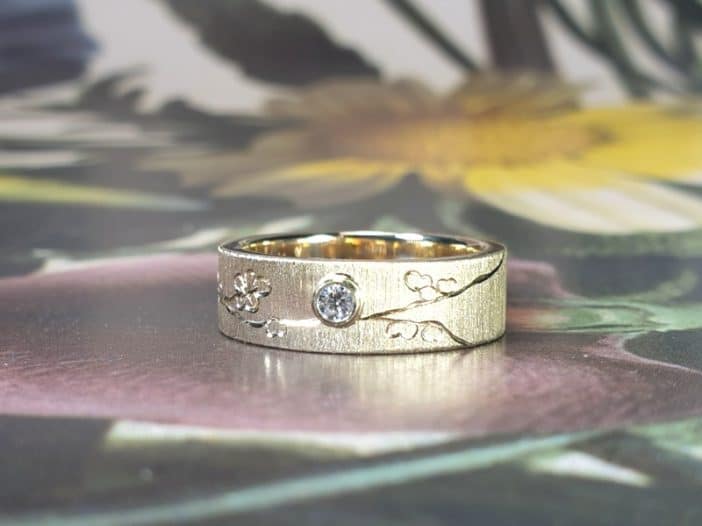 Assieraad, Ring vlak met handgravure Bloesem, deels van eigen goud en met eigen diamant. Oogst edelsmid