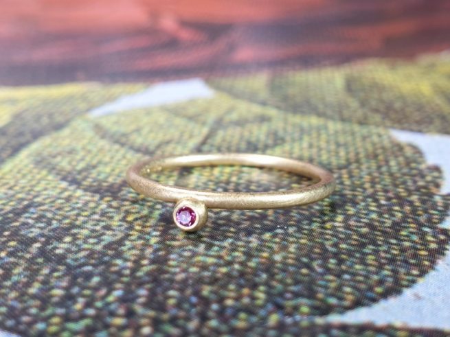 Yellow golden ring with berry and a brilliant cut fancy pink diamond. Oogst goldsmith Amsterdam