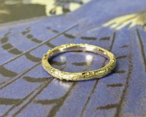 Geelgouden 'Boomgaard' ring, stoer takje. Oogst goudsmeden Amsterdam
