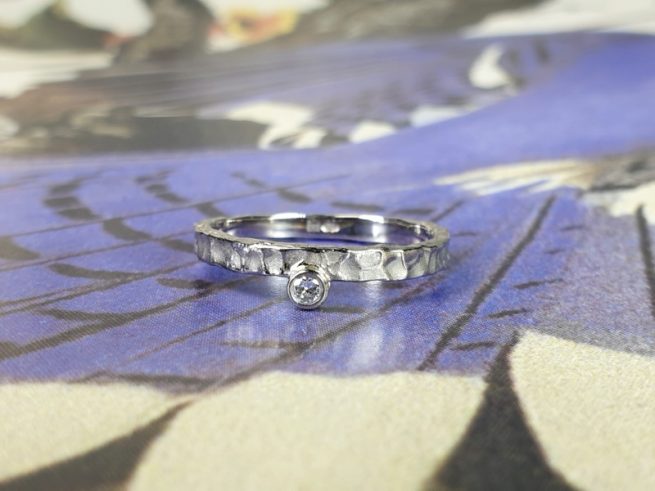 Witgouden 'Deining' ring met diamant. Oogst goudsmeden Amsterdam