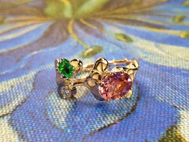 Roodgouden Blaadjes ring smaragd diamant toermalijn. Rose gold ring Leafs with emerald, diamond and tourmaline. Oogst goudsmid Amsterdam