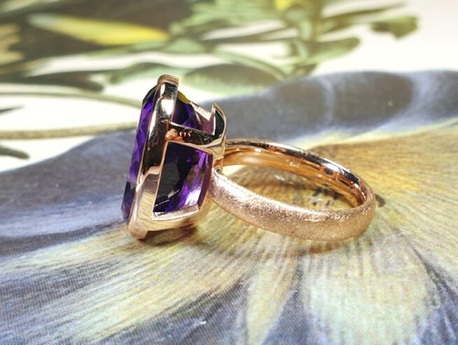 Ring Eenvoud, roodgouden ring met eigen ovale amethist. Rose ring with own amethist. oogst goldsmith Amsterdam