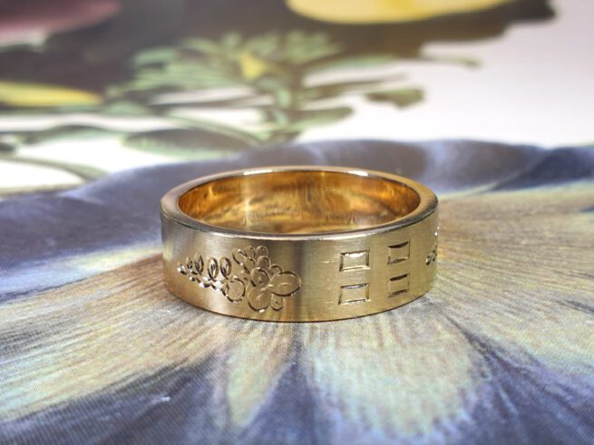Ring Lineair met handgravure van oud goud gemaakt. Ring Lineair with hand engraving, made from own heirloom gold. Oogst goudsmid Amsterdam.