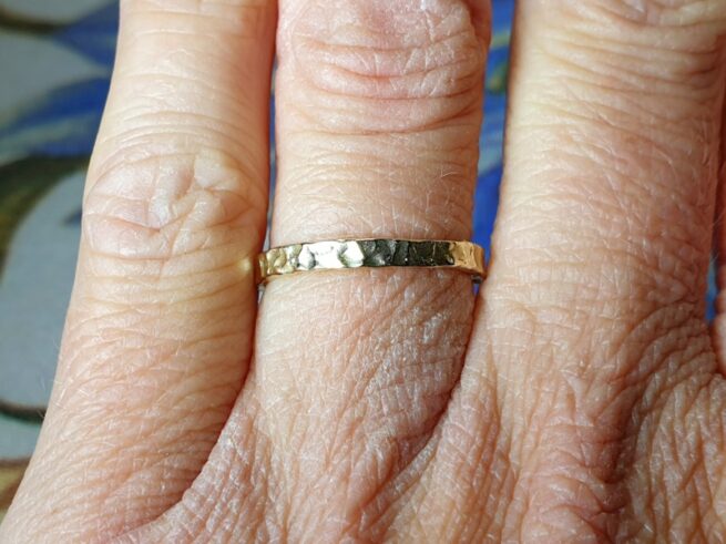 Geelgouden 'Deining' ring. Ontwerp van oogst goudsmid in Amsterdam