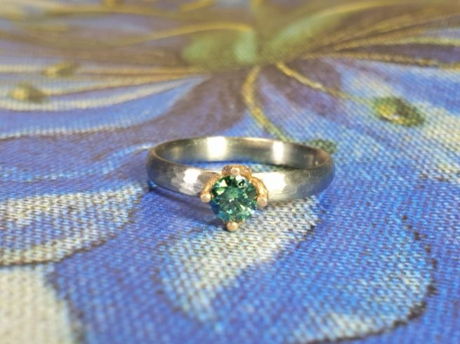 Witgouden hamerslag ring ritme met 0,35 ct fancy paraiba green briljant geslepen diamant