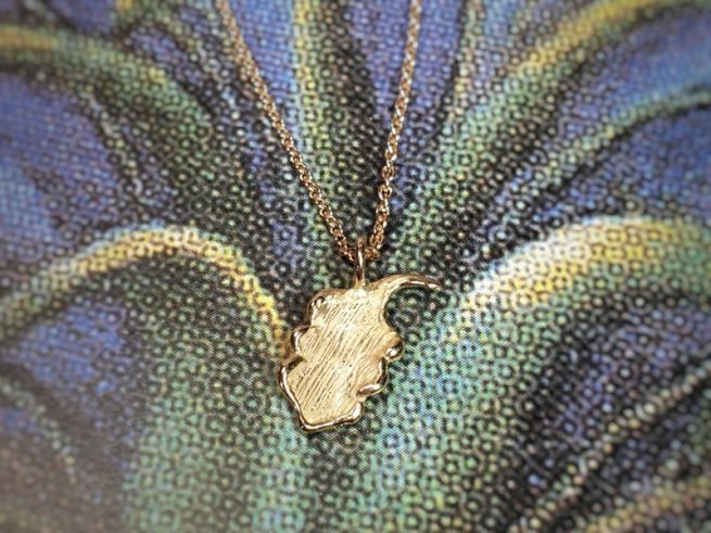 Rosé gold Oak leaf pendant. Design by Oogst goldsmith Amsterdam