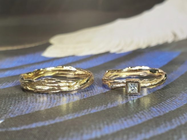 Rosé gold 'Twist' textured wedding rings. Design by Oogst goldsmith Amsterdam