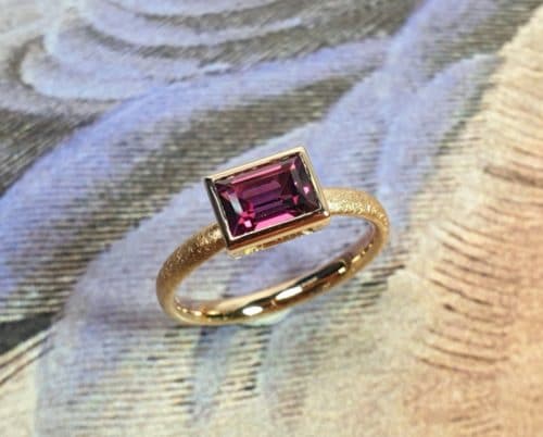 Roségouden 'Carré' ring met baguette geslepen roze rhodoliet. Edelsteenring van Oogst Goudsmeden.