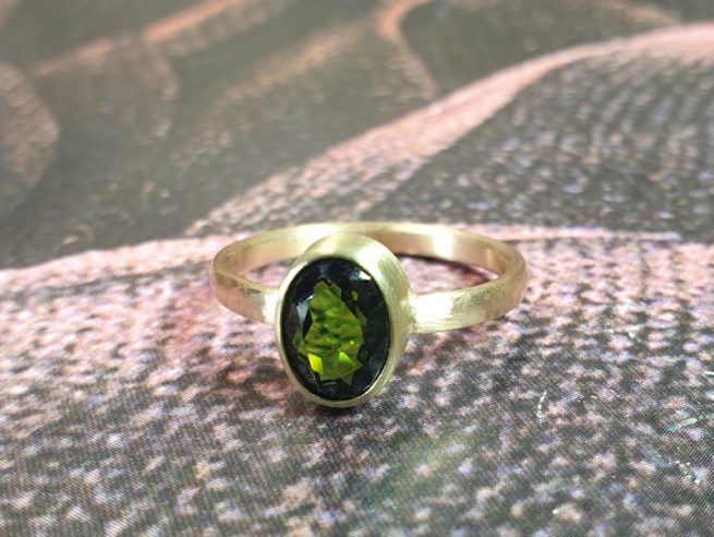 Roségouden Ritme ring met groene toermalijn ovaal gefacetteerd. Maatwerk ring uit het goudsmid atelier van Oogst in Amsterdam.