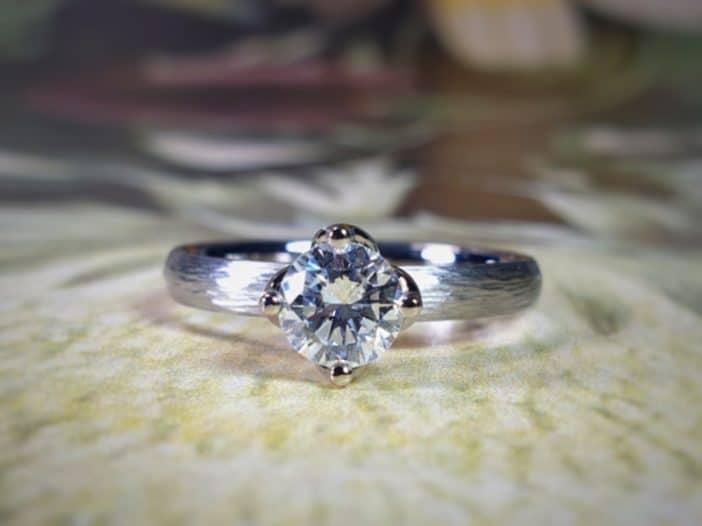 Witgouden 'Ritme' verlovingsring met 0,59 crt eigen diamant. Uit het Oogst goudsmid atelier in Amsterdam