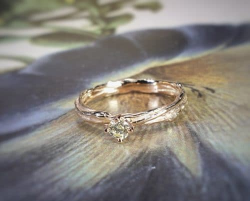 Roségouden 'Twist' verlovingsring met diamant. Ontwerp uit het goudsmid atelier van Oogst in Amsterdam