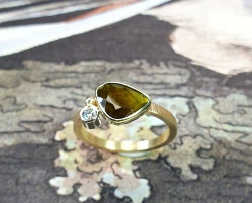 Geelgouden 'Verzameling' verlovingsring met groene toermalijn en diamant. Uit het goudsmid atelier van Oogst in Amsterdam