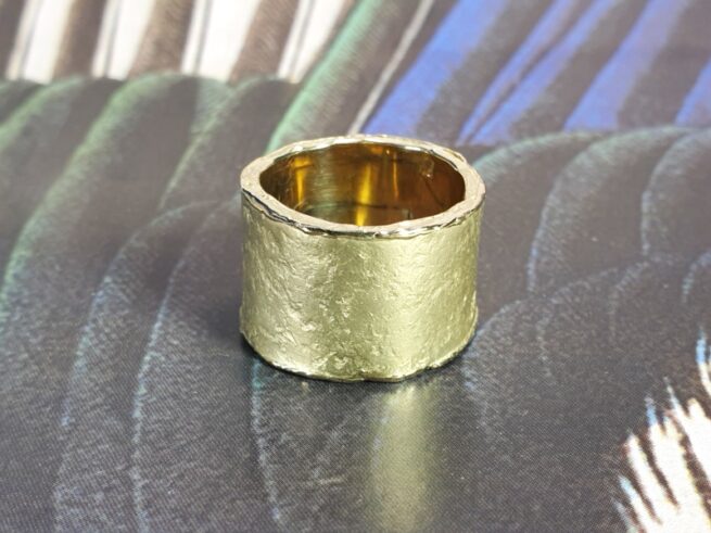 Brede 'Erosie' ring , van eigen goud vervaardigd. Ontwerp van Oogst goudsmeden in Amsterdam