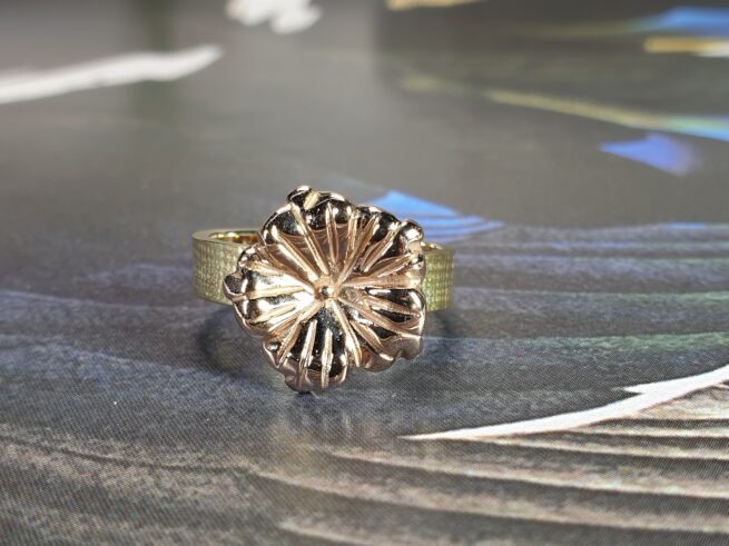 Yellow gold 'In bloom' ring with a rose gold flower. Design by Oogst goldsmith in Amsterdam.