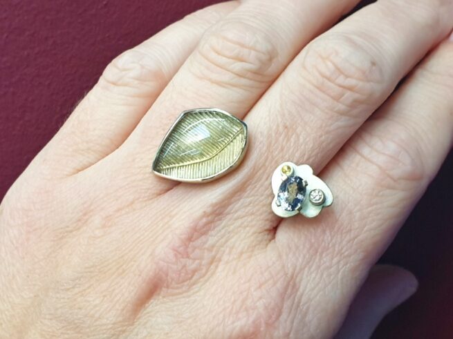 Geelgouden 'Wolken' ring met citrien, spinel en diamant. Ontwerp uit de amorf vs kristallijn collectie van Oogst goudsmid in Amsterdam
