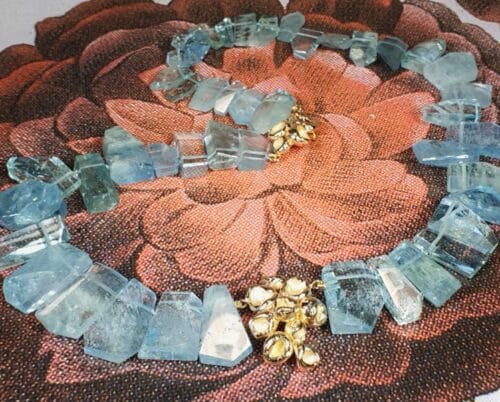 Collier 'Perziken' aquamarijn kristallen en roségoud. Ontwerp van Oogst goudsmid in Amsterdam uit de Amorf vs Kristallijn collectie.