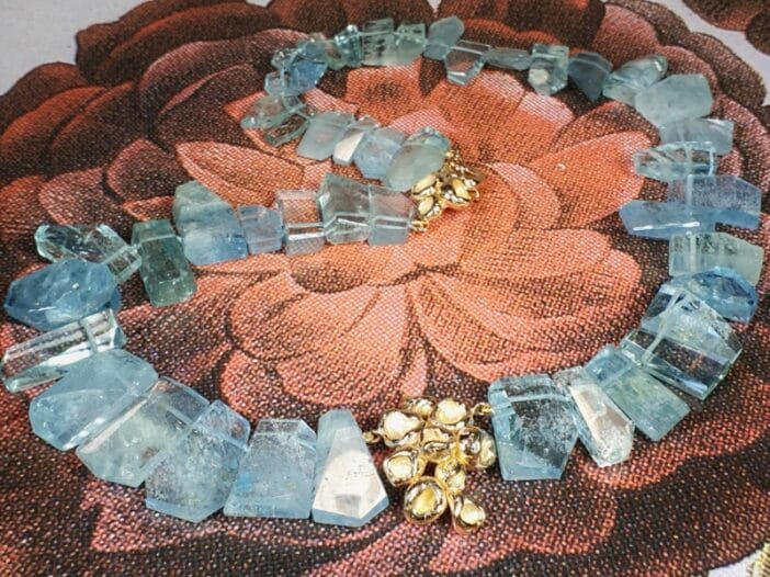Collier 'Perziken' aquamarijn kristallen en roségoud. Ontwerp van Oogst goudsmid in Amsterdam uit de Amorf vs Kristallijn collectie.