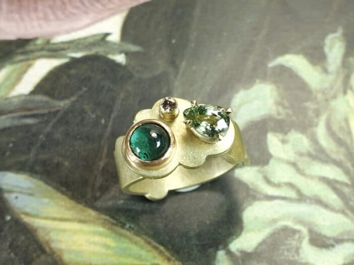 Geelgouden ring 'Wolk' met toermalijn, diamant en saffier. Ontwerp uit de Amorf vs Kristallijn collectie van goudsmid Oogst in Amsterdam