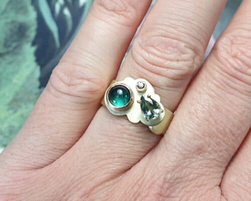 Geelgouden ring 'Wolk' met toermalijn, diamant en saffier. Ontwerp uit de Amorf vs Kristallijn collectie van goudsmid Oogst in Amsterdam