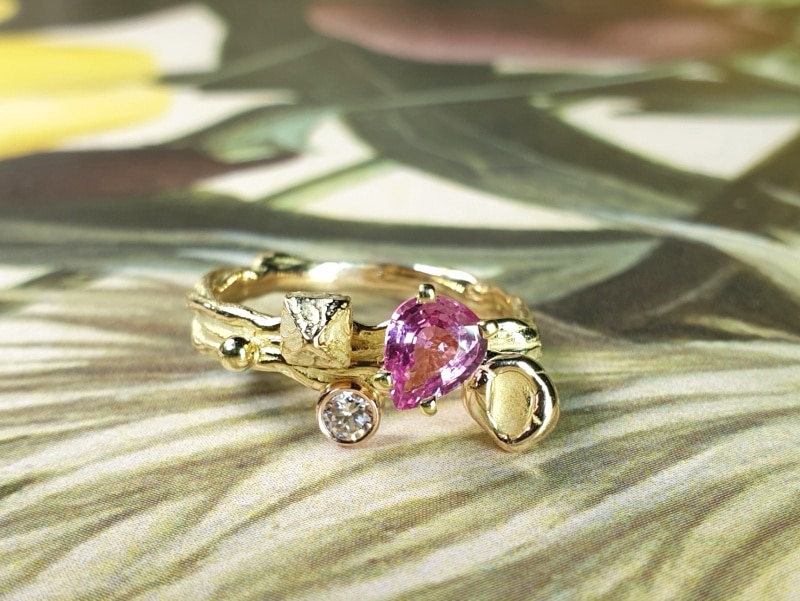 Blog about sapphire. Yellow gold 'Twist' ring with pink korund. Design by Oogst studio in Amsterdam.