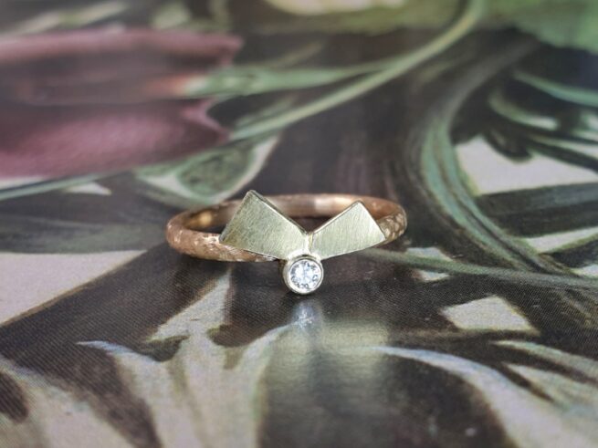 Roségouden ring 'Vouwen' met geelgouden element en met 0,05 ct diamant. Ontwerp van Oogst goudsmid in Amsterdam uit de Amorf vs Kristallijn collectie.