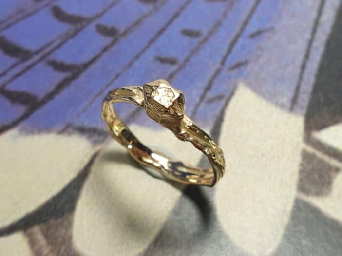 Geelgouden ring 'Twist & Kristal'. Ontwerp uit de Amorf vs Kristallijn collectie van goudsmid Oogst in Amsterdam