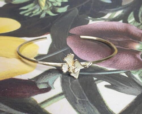 Yellow gold cuff bracelet 'Ginkgo' with hammered texture and 3 leaves. Custom created by Oogst Jewellery. Push present.