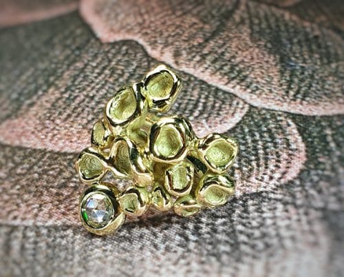 Geelgouden 'Perziken' ring met 0,49 ct roosgeslepen diamant cape. Ontwerp van Oogst goudsmid in Amsterdam voor de amorf vs Kristallijn collectie.