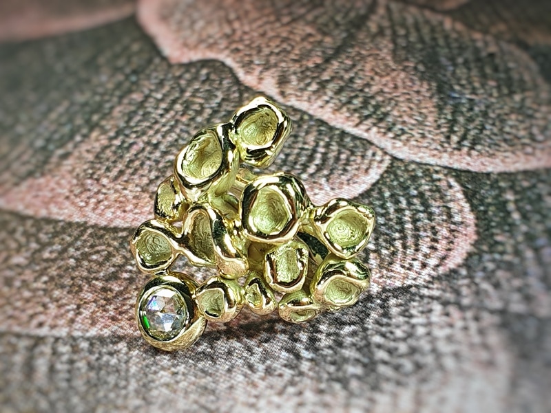 Geelgouden 'Perziken' ring met 0,49 ct roosgeslepen diamant cape. Ontwerp van Oogst goudsmid in Amsterdam voor de amorf vs Kristallijn collectie.