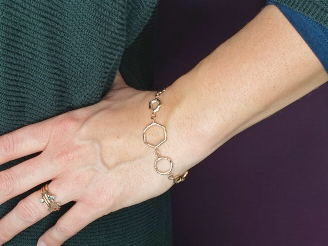 Geelgouden armband 'Amorf Hoekig' met een roodgouden schakel. Ontwerp van Oogst goudsmid in Amsterdam uit de Amorf vs Kristallijn collectie.