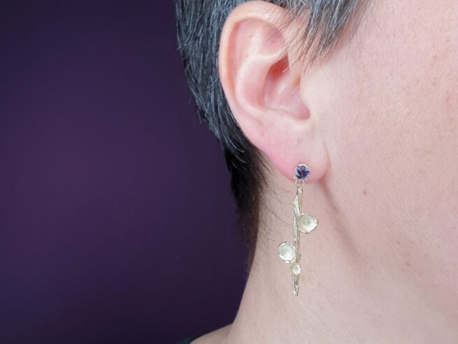 Yellow gold 'Twist & Fungus' earrings with spinel. Design by Oogst goldsmith in Amsterdam.