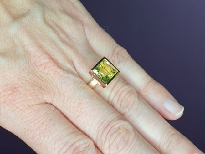 Roségouden 'Carré' ring met lemon quartz. Ontwerp van Oogst goudsmeden in Amsterdam