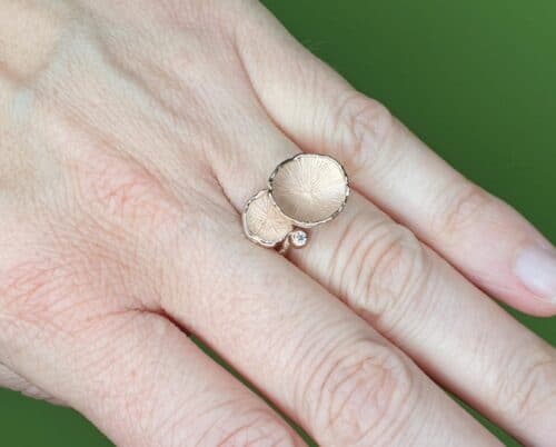 Roodgouden 'Zwammen' ring met diamant. ontwerp van Oogst goudsmid in Amsterdam