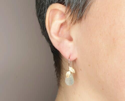 These rosé gold ‘Leaves’ earrings with sparkling prehnite drops have a curly hook. Design by goldmsith Oogst in Amsterdam