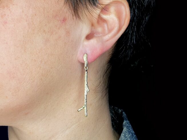 Yellow gold 'Orchard' earrings. Design by Oogst goldsmith in Amsterdam. Long twigs.