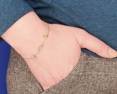 Geelgouden 'Zwammen' armband met handgravure en toermalijn kristal. Ontwerp van Oogst goudsmid in Amsterdam uit de Amorf vs Kristallijn collectie.