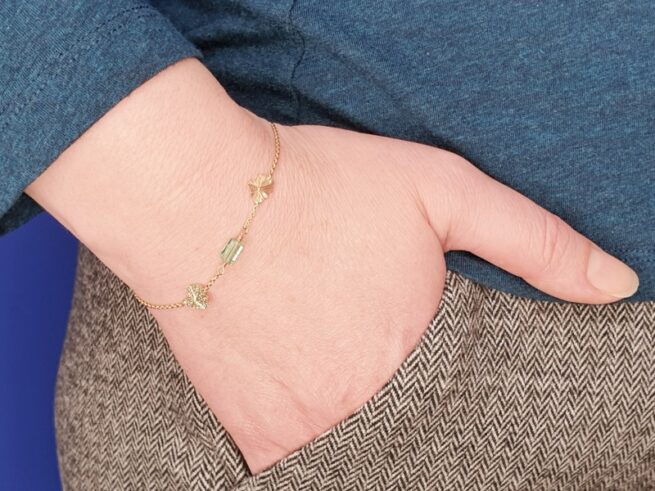 Geelgouden 'Zwammen' armband met handgravure en toermalijn kristal. Ontwerp van Oogst goudsmid in Amsterdam uit de Amorf vs Kristallijn collectie.