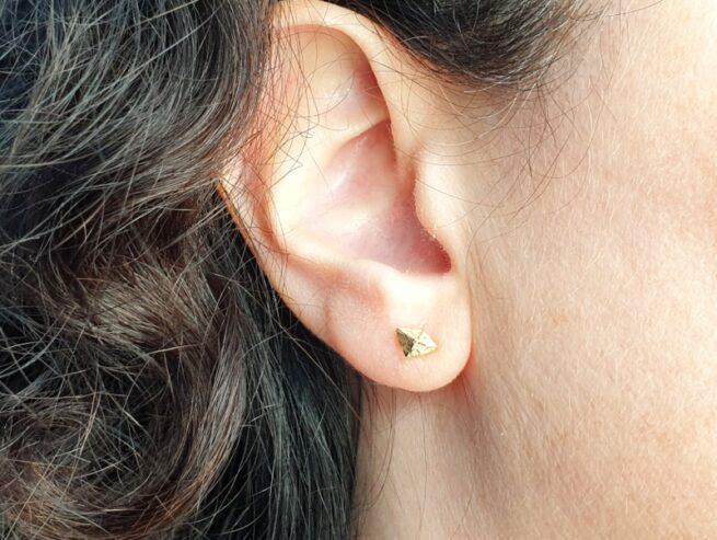 Yellow gold 'Crystals' ear studs. Design by Oogst goldsmith in Amsterdam