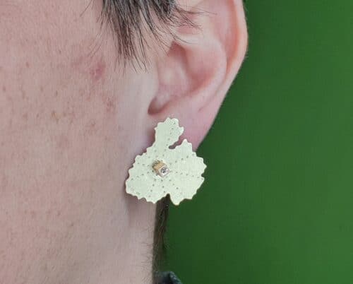 Yellow gold fungus ear jewellery with rose gold cube and diamond. Design by Oogst goldsmith Amsterdam.