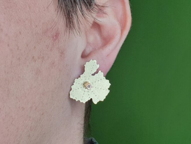 Yellow gold fungus ear jewellery with rose gold cube and diamond. Design by Oogst goldsmith Amsterdam.