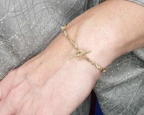 Yellow golden 'Berries' bracelet. Jewellery Design by Oogst goldsmith Amsterdam.