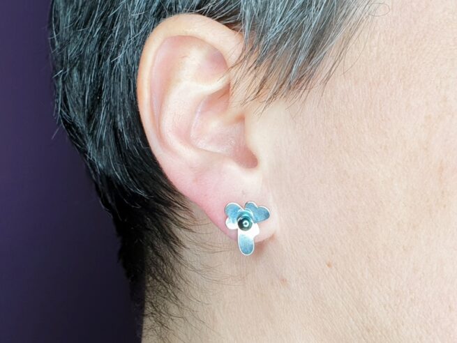 Silver 'Violet' ear studs with oxyd akoya pearls. Oogst goldsmith Amsterdam.