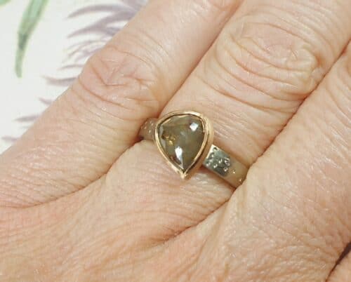 Witgouden ring ‘Verzameling’ met roosgeslepen druppel natural diamant in roodgoud gevat. Oogst goudsmid Amsterdam