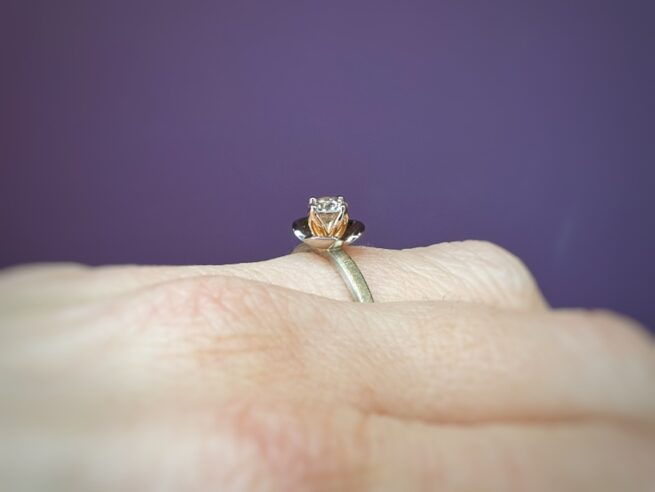 Witgouden ring in bloei met 0,43 ct diamant light brown. Design van goudsmid Oogst Amsterdam