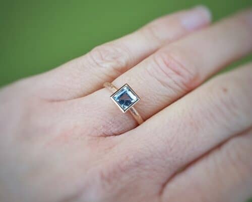 Rose gold ring 'Square' with aquamarine. Sleek design by Oogst goldsmith in Amsterdam.